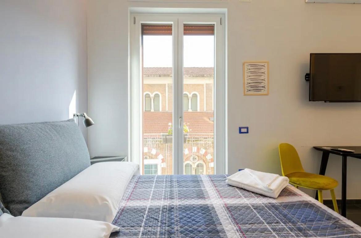 B&B Un Passo Dal Treno Piazza Vittorio Veneto 36-Salerno Station Exterior foto