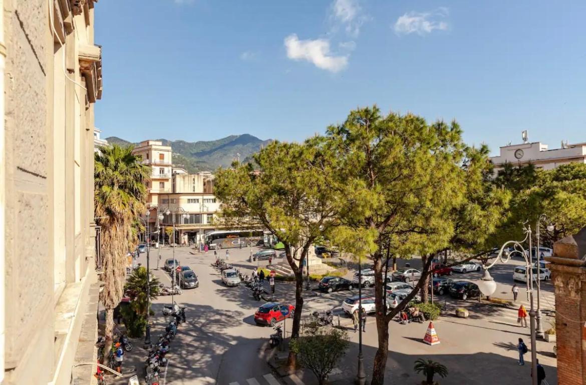 B&B Un Passo Dal Treno Piazza Vittorio Veneto 36-Salerno Station Exterior foto